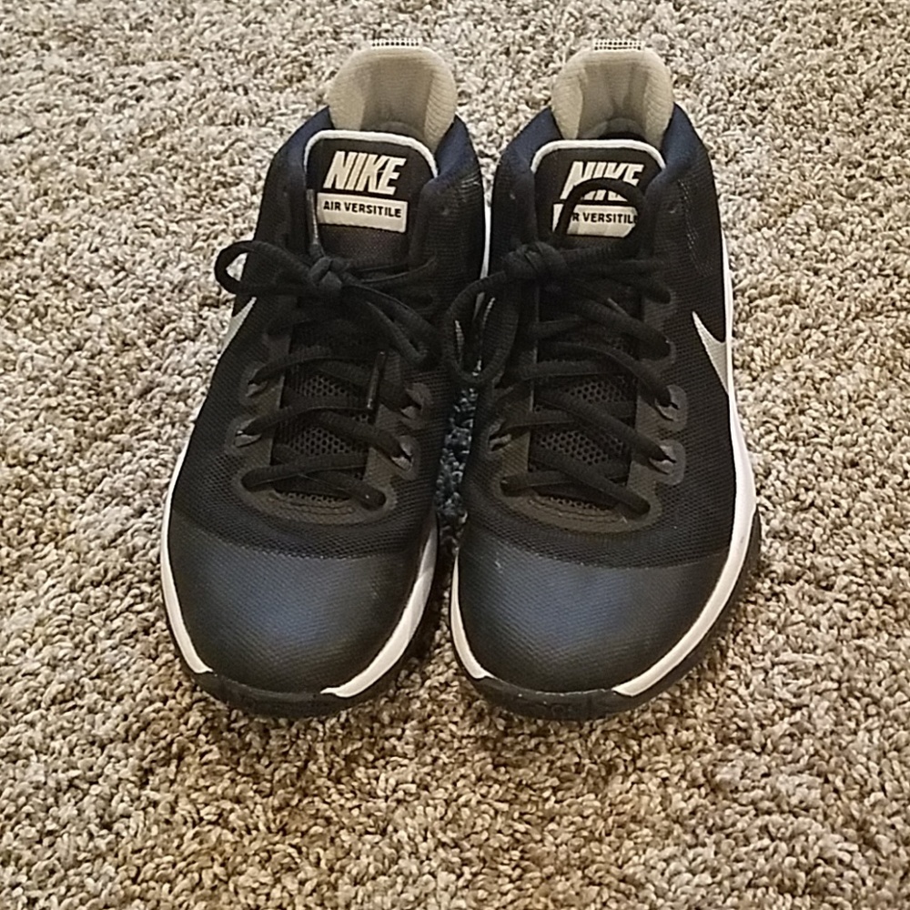Nike Air Versatile basketball sneakers